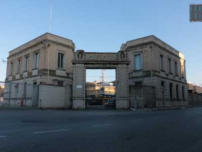 Sulla sinistra l�antico mercato ortofrutticolo all�ingrosso che si anima la notte quando avviene la compravendita della merce